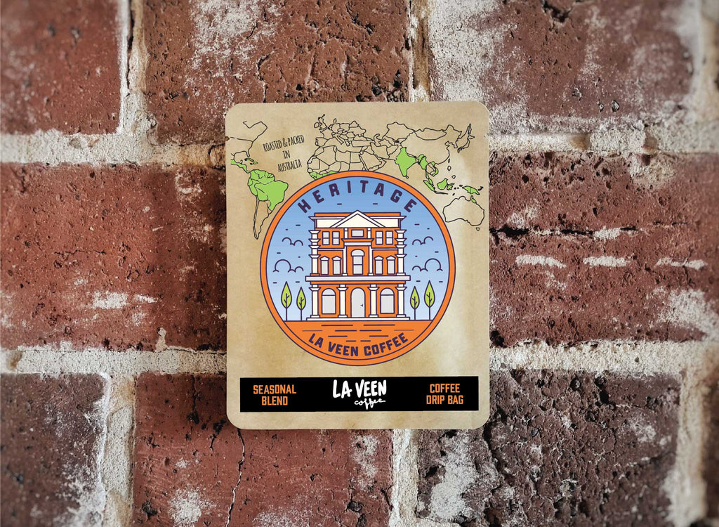 La Veen Heritage drip bag against a brick wall